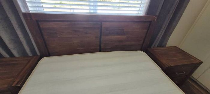 Double bed & 2 lockers