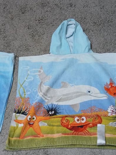 2 hooded towels
