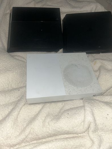 Selling 2 ps4 2 xbox 1's and a wheel set