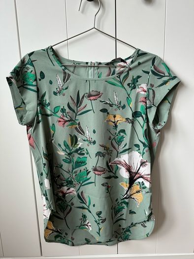 Only women ladies top, t-shirt, like new, immaculate condition, barely used