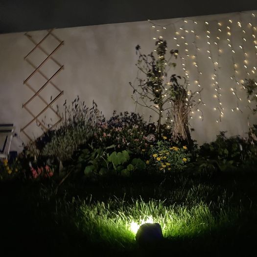 3x low voltage garden lights; 250 lumen, warm white LEDs, 12 metre cable.