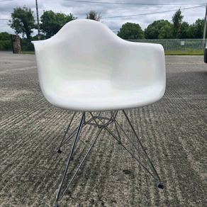 Eames plastic Armchair DAR x 1