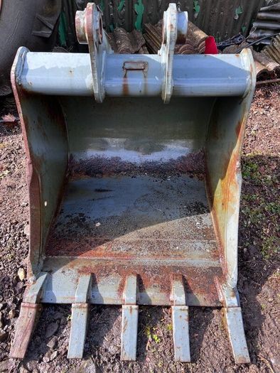 4 Original JCB 3Cx buckets, Ripper toe and wheel