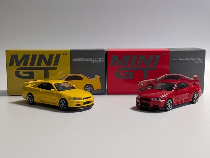 2x Mini GT Skyline R34 GTR