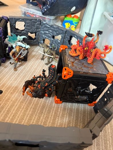 Schleich Battle Cave + Figurines