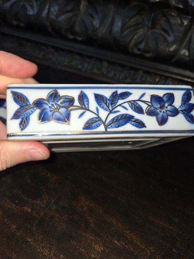 Vintage Chinese Porcelain Trinket Box with Gold Gilt Detail