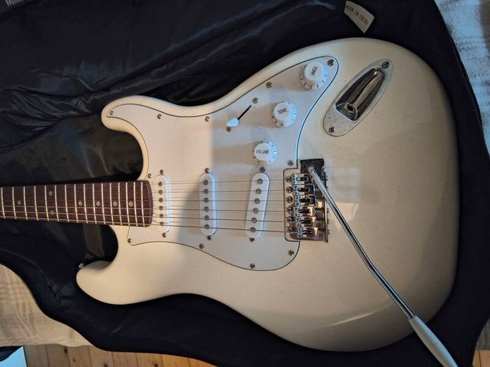 Harley Benton guitar ST-20 WH Standard Series + Harley Benton HB-10G Amp + Thomann bag + stand