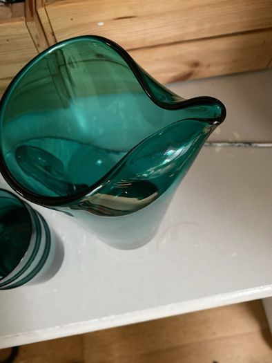 glass jug and glasses