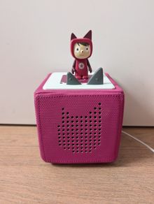 Toniebox with charger, headphones and splitter