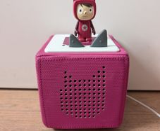 Toniebox with charger, headphones and splitter