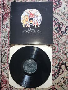 Queen :A Day At The Races LP