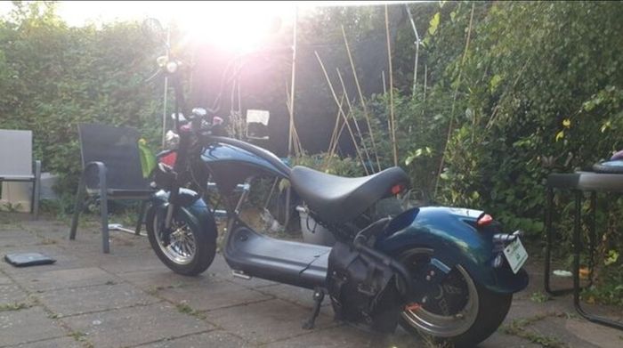 Fully Electric Chopper/Harley looks like a motorbike with matching side boxes