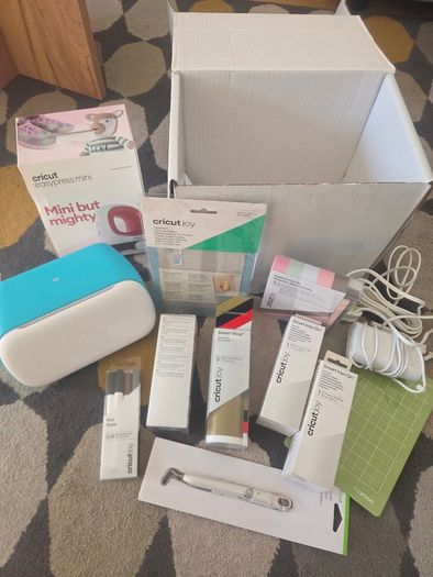 Cricut Joy Starter Bundle with EasyPress Mini