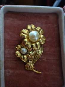 Vintage Golden Tone Faux Pearls Flower Brooch