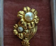 Vintage Golden Tone Faux Pearls Flower Brooch