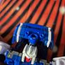 Transformers WFC Kingdom Tracks. Deluxe class Action Figure Image 4