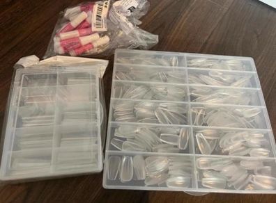 Nails tips + glue