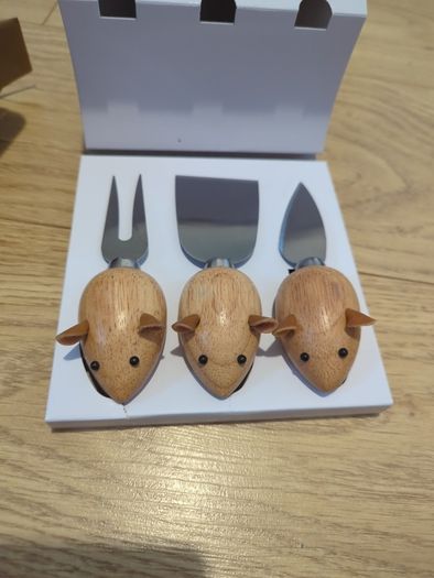 Cheese knife set