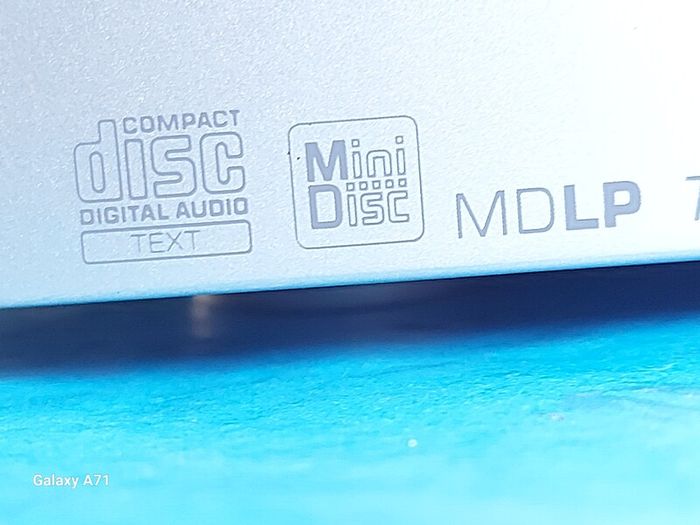Sony CMT-M100MD Micro Hi-Fi Component System with Speakers, in excellent condition, Radio, CD and Tape working fine,