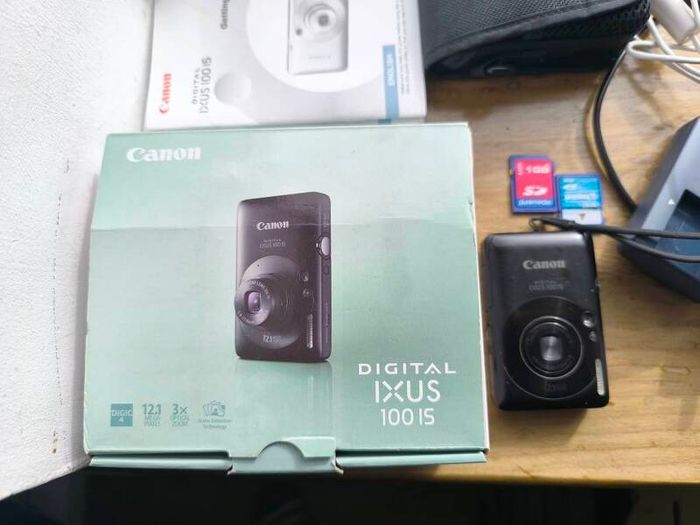 Canon IXUS 100 IS Digital Camera