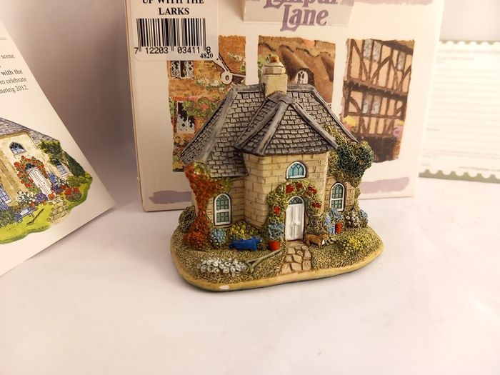 Lilliput Lane Model Houses & Others Lilliput Lane - UP WHITE THE LARKS Collectables great gift present display decor  original box and  deed collectors card