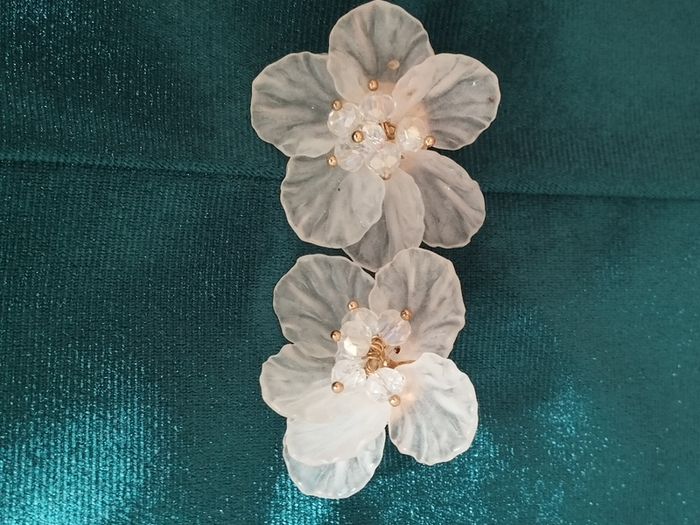 Delicate flower earrings.