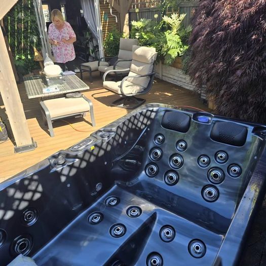 Brand New With Free Delivery on This 3 Person Hot Tub