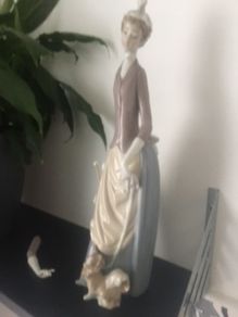 Ladro Lady with Papillon (DAMAGED ARM)