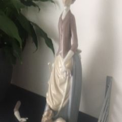Ladro Lady with Papillon (DAMAGED ARM)