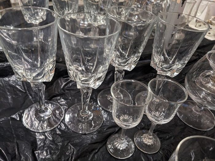 Mixture of 14 drinking glasses