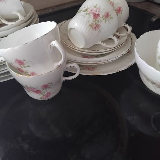28piece Vintage Tea Set