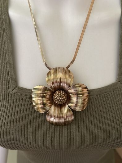 Gold tone large flower necklace