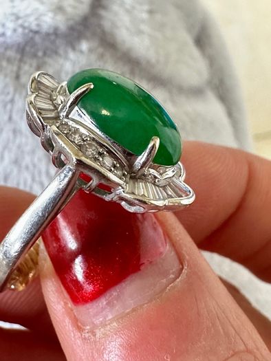 18k white gold Jade Ring with diamonds