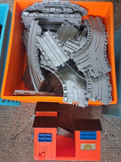 Thomas and Friends metal and magentic train set and engines
