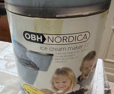 Ice cream machine with two freezer bowls