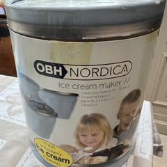 Ice cream machine with two freezer bowls