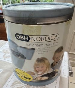 Ice cream machine with two freezer bowls