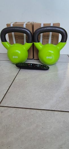 brand new 2x8kilo cast iron kettlebells