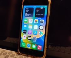 iPhone 8 SIM free Unlocked like new ( home button not working)