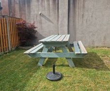 Picnic bench