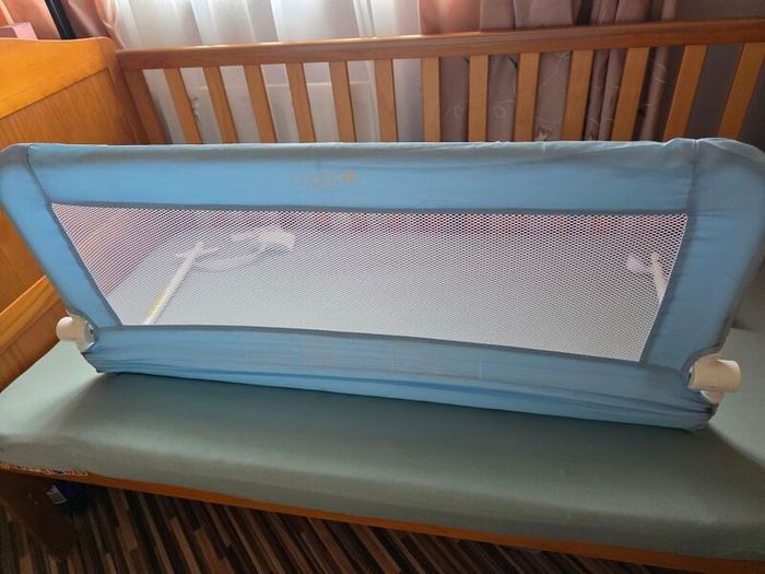 Foldable bed rail
