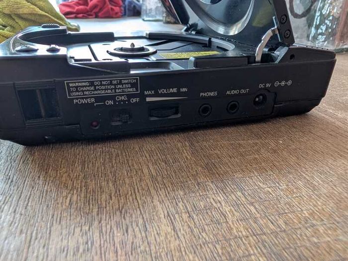 Soundesign 4928BLK Portable CD Player - Fully working
