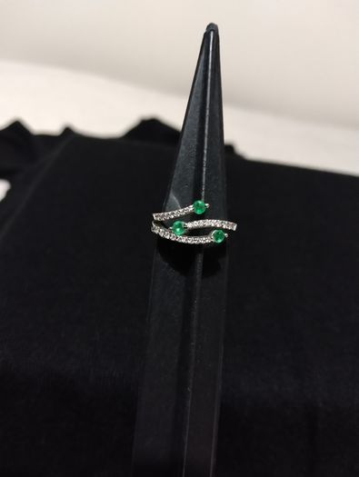 18ct white gold diamond and emerald dress ring