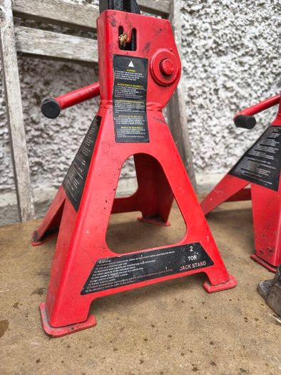 4 Ton Bottle Jack & 2 Ton Axle Stands. Excellent Condition
