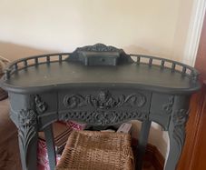 Table / writing desk