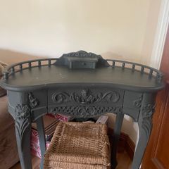 Table / writing desk