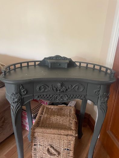 Table / writing desk