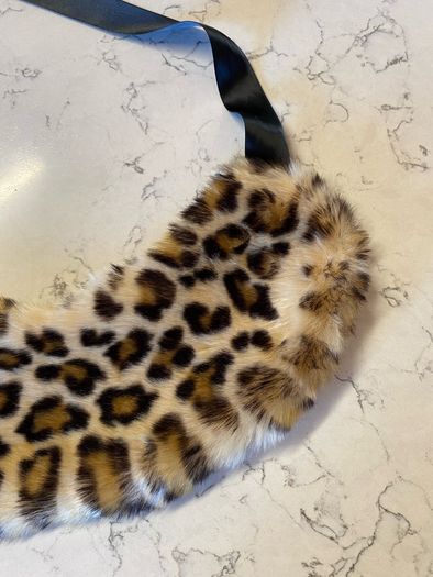 Leopard print faux fur collar / stole