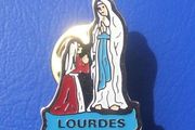 LOURDES (pilgrimage) - a pilgrim's souvenir badge (1980s to 1990s)