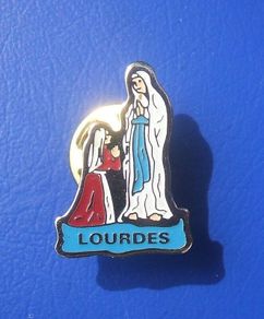 LOURDES (pilgrimage) - a pilgrim's souvenir badge (1980s to 1990s)